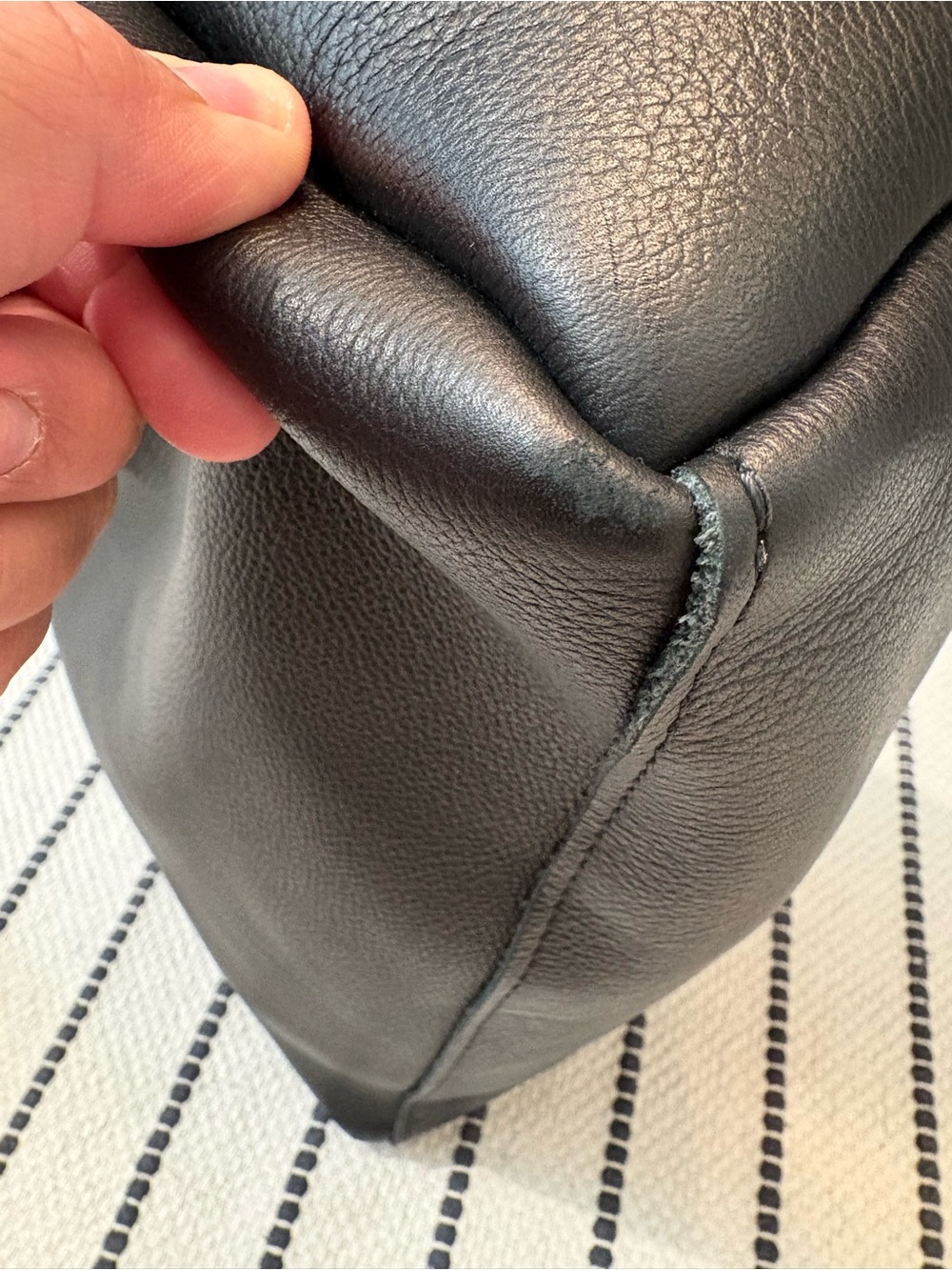 Portland Leather | Large Aspen + sidekick zip pouch | Black - Picture 9 of 17